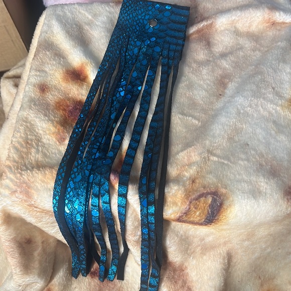 Turquoise printed leather long fringe bracelet - Picture 7 of 10